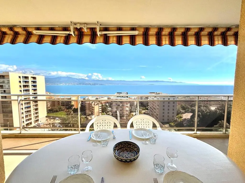 Residence L’Aiglon : Vacances en Bord de mer 4 personnes avec terrasse, parking et vue sur mer a Ajaccio, Corse-du-Sud