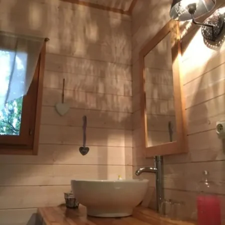 Cabane des amoureux perchee et cabane dans jardin secret