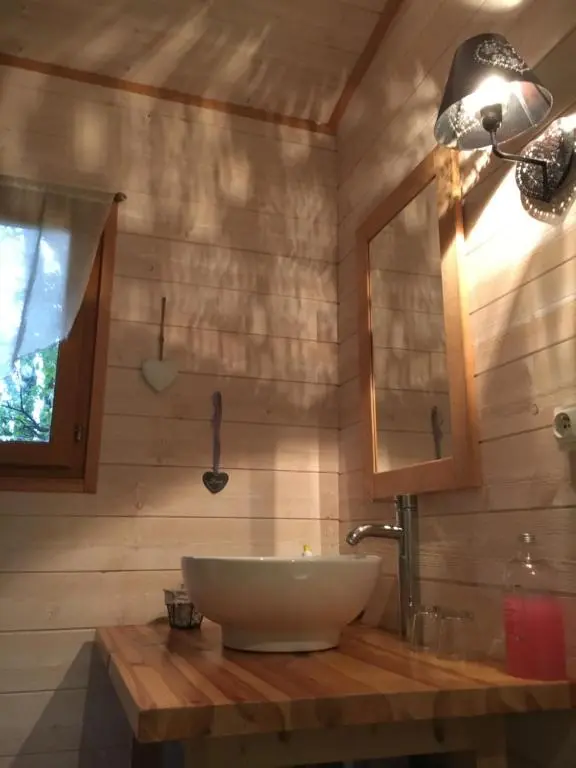Cabane des amoureux perchee et cabane dans jardin secret