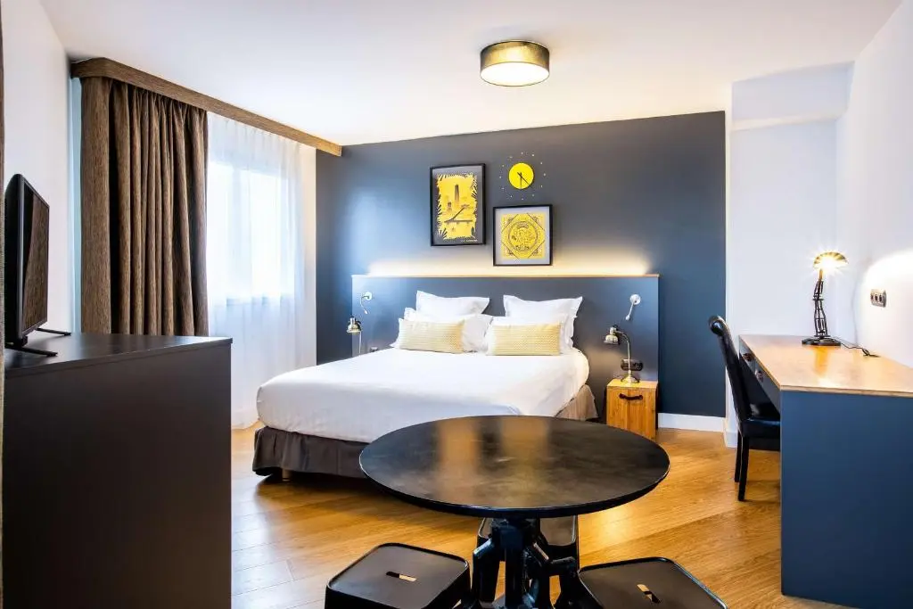 Best Western Plus Suitcase Paris La Defense.