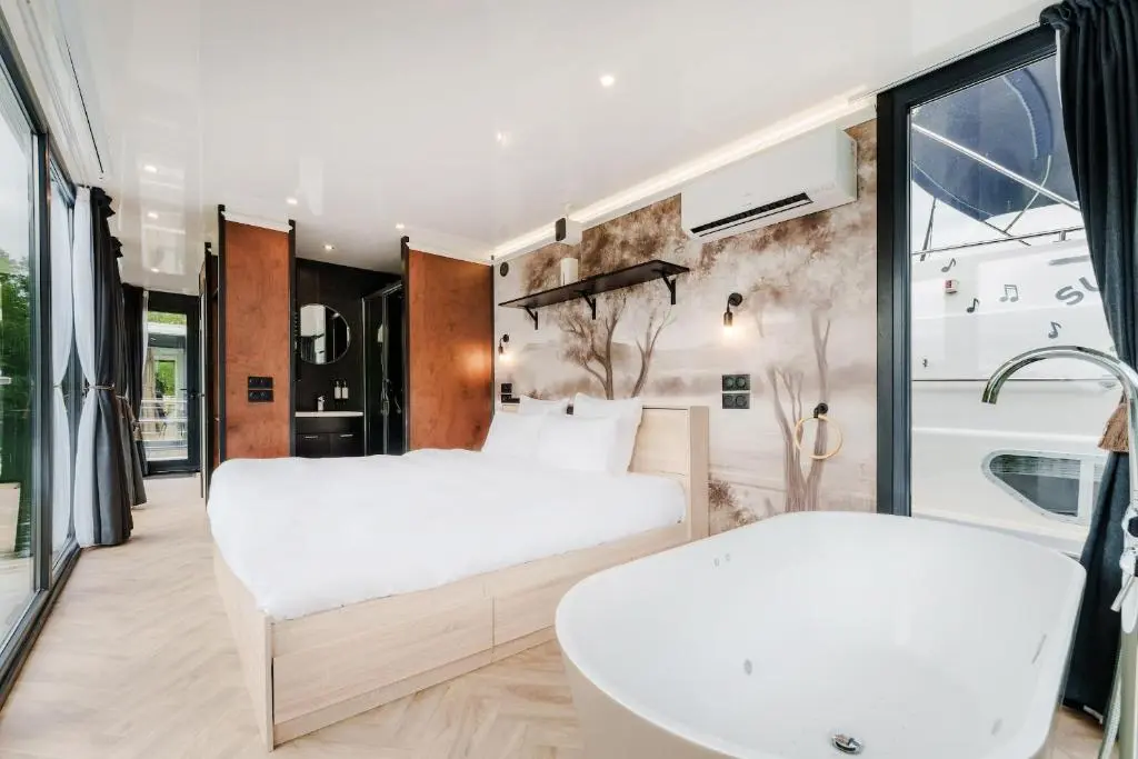 L’Escale Royale – Suites Romantiques Flottantes – Region parisienne. (Saint-Fargeau-Ponthierry)