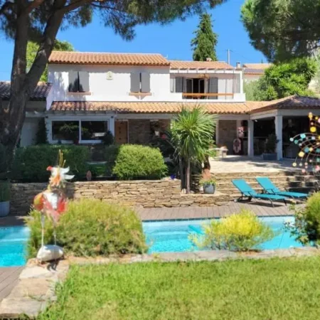 Entre les pins et les oliviers