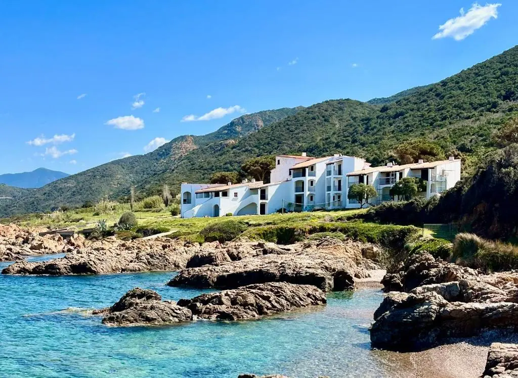 Residence Punta Paliagi : Hotel Appartements avec piscine, Pied dans l’eau, Proche mer, Sagone et Ajaccio en Corse-du-Sud