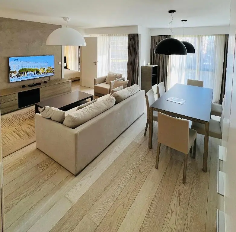 Carlton Riviera
