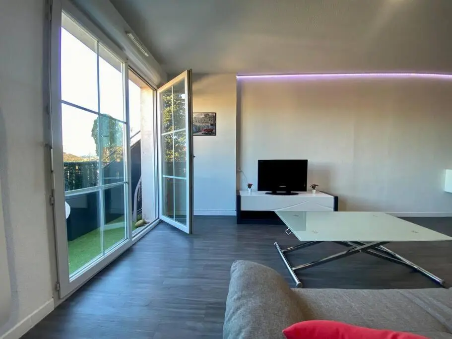 Locations d’appartements a la nuit Stationnement gratuit, 3 lits doubles,WIFI