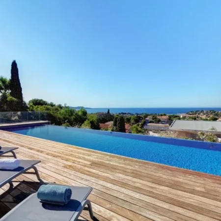 Regard-sur-mer: residence vacances pour 8 personnes, piscine dans le Var, vue mer, proche de la plage, de Hyeres