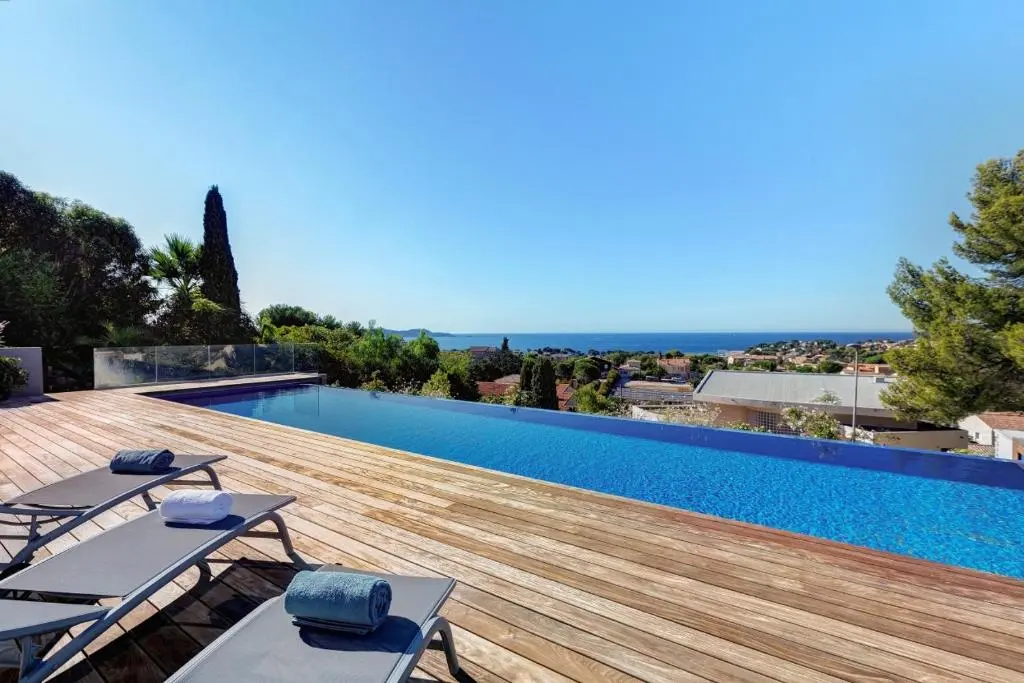 Regard-sur-mer: residence vacances pour 8 personnes, piscine dans le Var, vue mer, proche de la plage, de Hyeres