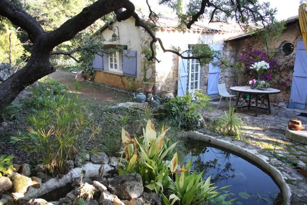 LA MAISON BLEUE
