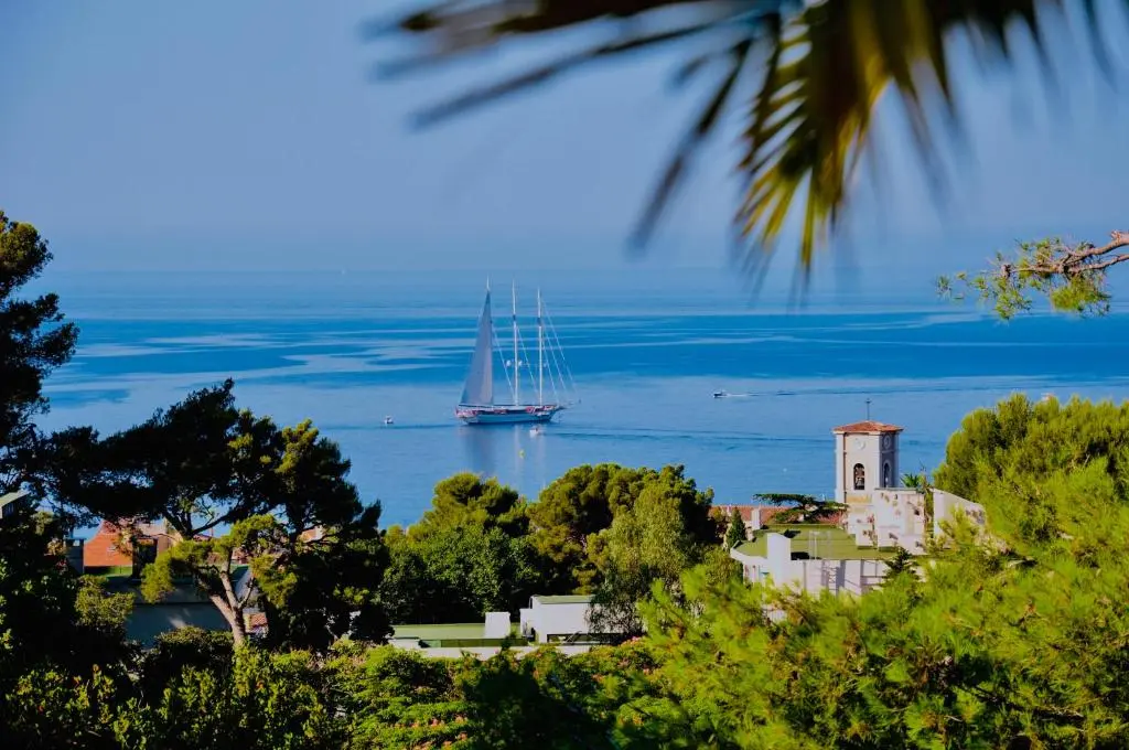 The Address Cassis