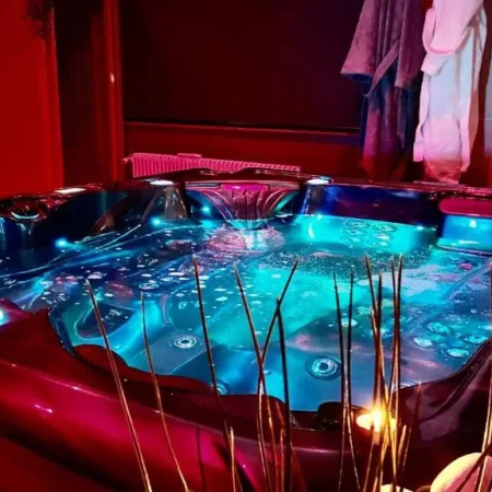 La Suite Privee : Gite 2 personnes, spa/sauna/jacuzzi, weekend romantique, situee a 1h de Paris, Proche Rouen, Normandie