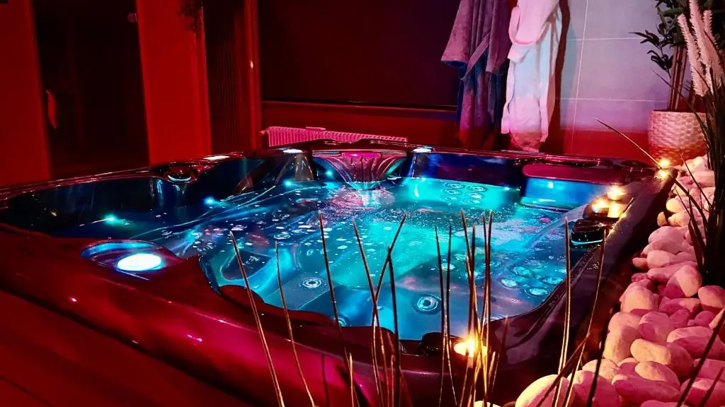 La Suite Privee : Gite 2 personnes, spa/sauna/jacuzzi, weekend romantique, situee a 1h de Paris, Proche Rouen, Normandie