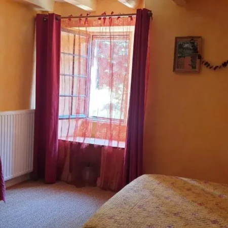 La Maison pres du ruisseau Chambre jaune