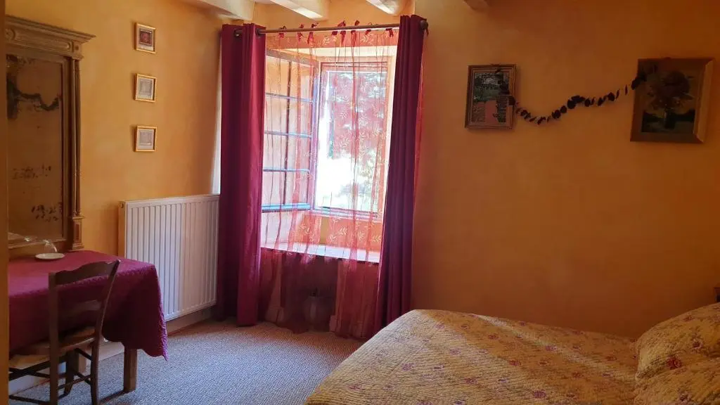 La Maison pres du ruisseau Chambre jaune