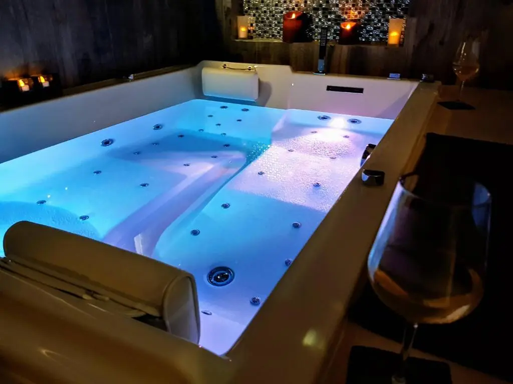 LA PETITE ESCAPADE CHAMBRE AVEC JACUZZI PRIVATIF 77