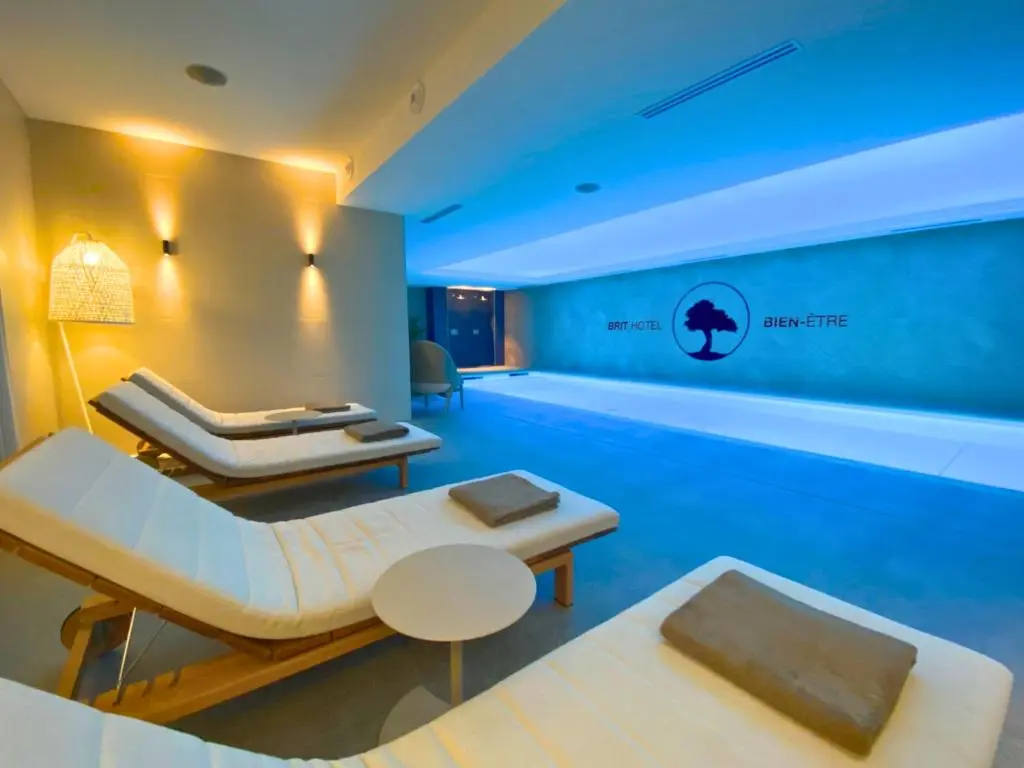 Brit Hotel Piscine & Spa – Fougeres