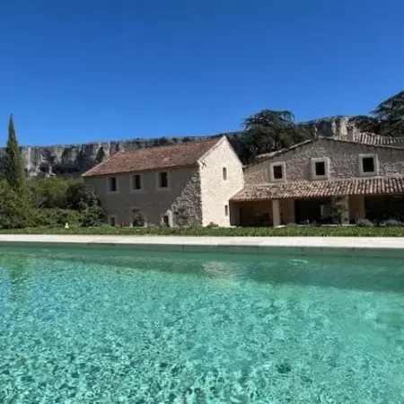Le Mas Aux Cedres, Teritoria