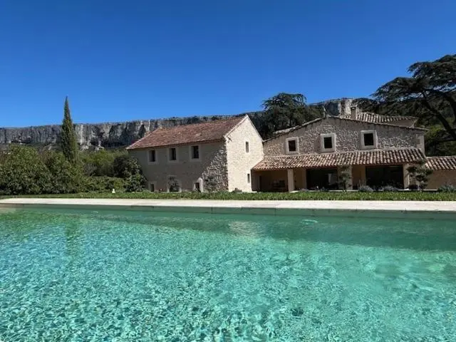 Le Mas Aux Cedres, Teritoria
