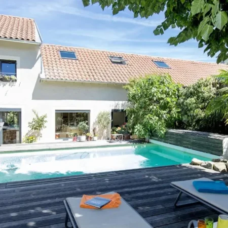 Une Odeur de Tilleul – Maison d’hotes de charme avec piscine au calme pour particuliers et professionnels