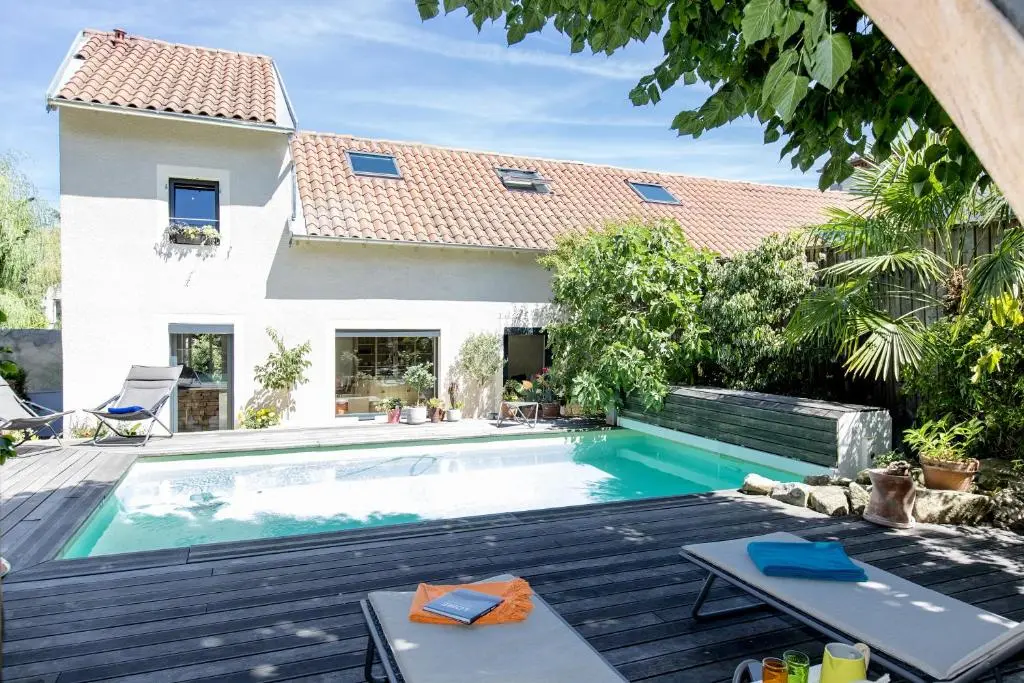Une Odeur de Tilleul – Maison d’hotes de charme avec piscine au calme pour particuliers et professionnels