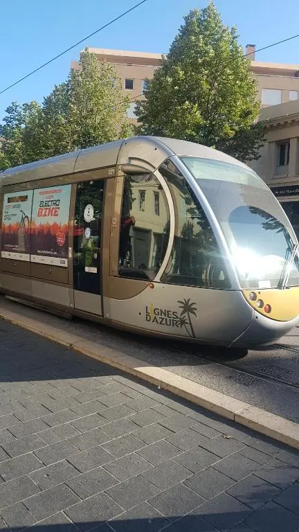 private room. sea view. tram on site 12 minutes from the nice train station. Chambre prive vue mer. Tramway sur place a seulement 12 minutes de la gare de Nice .