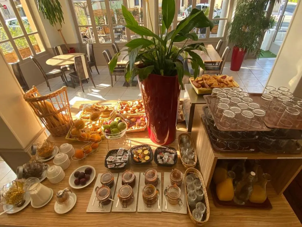 Hotel Kyriad Orange Centre Ville – A7-A9 – 3 Etoiles – Hotel Des Princes