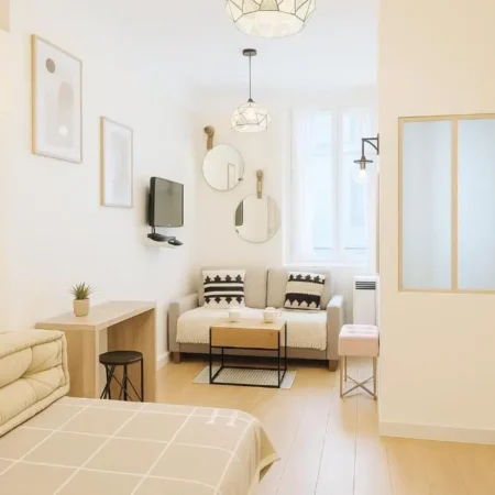 ARC DE TRIOMPHE – Marie Antoinette garden Residence Hotel