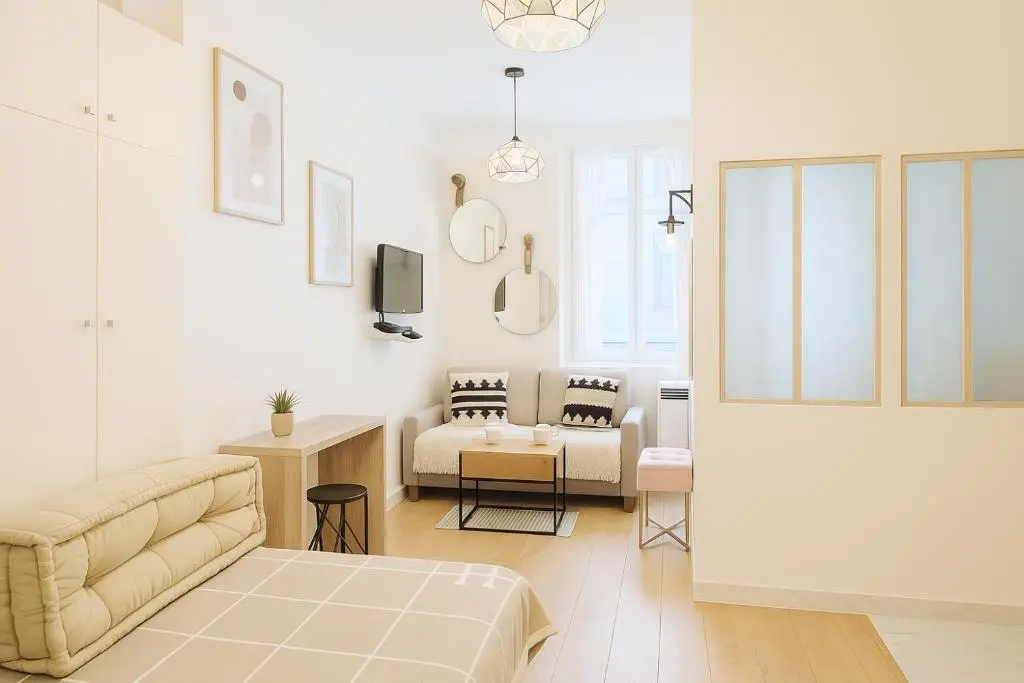 ARC DE TRIOMPHE – Marie Antoinette garden Residence Hotel