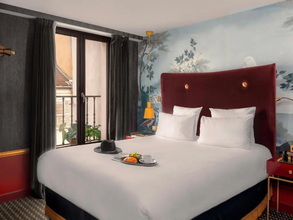 SNOB HOTEL
