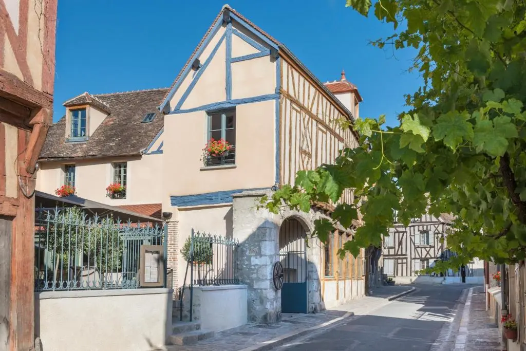Hotel Aux Vieux Remparts, The Originals Relais