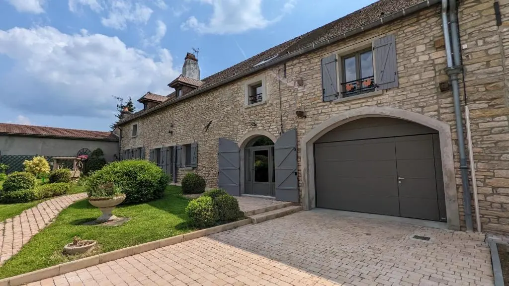 Le Clos des Ecureuils : Gite, chambres d’hotes et jacuzzi aux portes de Beaune