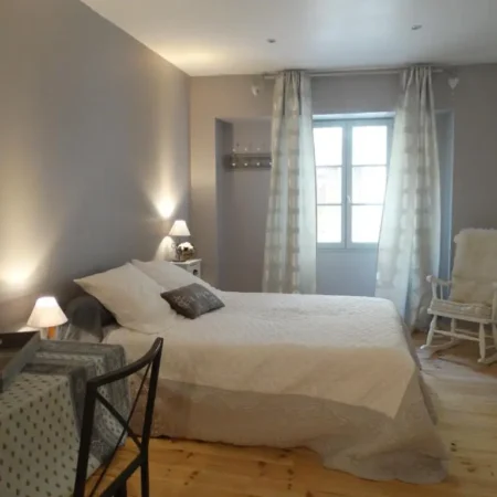 Chambre d&rsquo;hote independante avec cour interieure au rez de chaussee d&rsquo;une maison provencale