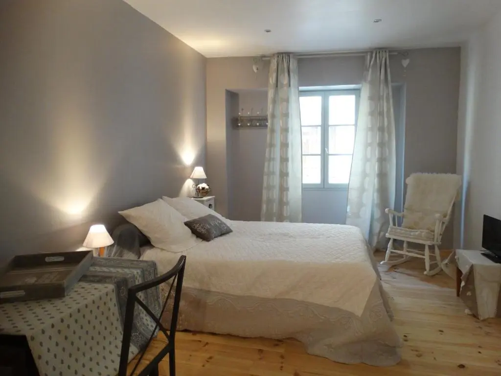 Chambre d’hote independante avec cour interieure au rez de chaussee d’une maison provencale