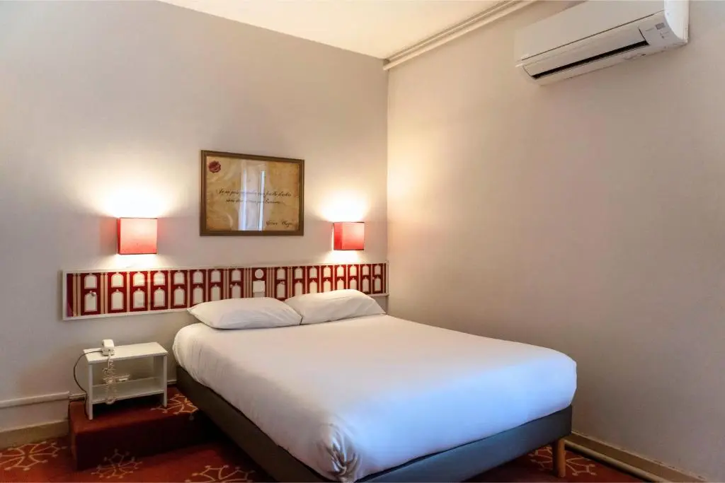 Hotel Ours Blanc – Place Victor Hugo