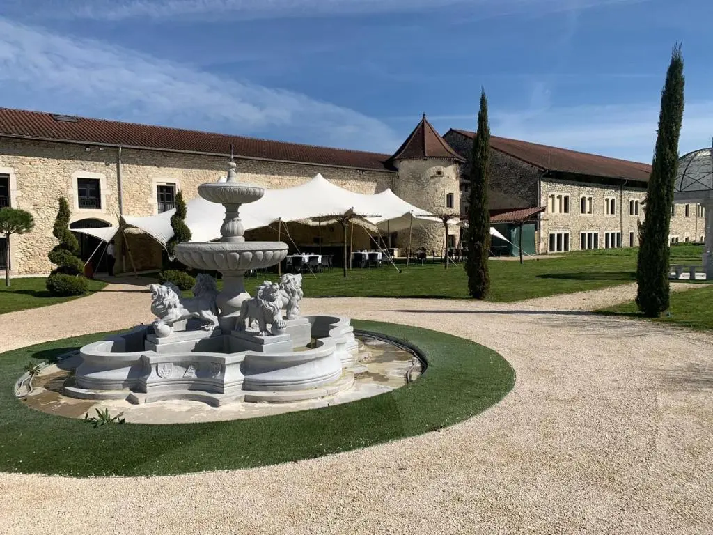 Les Dependances de Chapeau Cornu